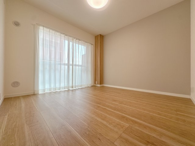 【洋室】 | コープ東薬院☆仲介手数料無料☆ | ふとのぞく、窓からの景色にホッとする。窓はときに、いろんな表情をみせます。