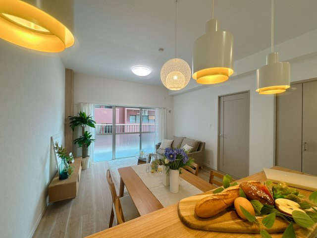 【居間・リビング】 | コープ東薬院☆仲介手数料無料☆ | 物件の差を感じちゃうのは意外とこんなとこ。この些細な照明が物件全体の雰囲気を決定づけることがあるんです♪