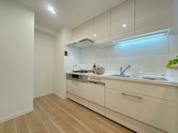 【キッチン】 | コープ東薬院☆仲介手数料無料☆ | キッチン後ろの広さって調理に影響しますが、こちらは十分なスペース確保しています。