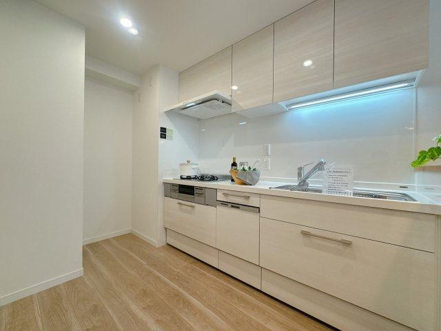 【キッチン】 | コープ東薬院☆仲介手数料無料☆ | キッチン後ろの広さって調理に影響しますが、こちらは十分なスペース確保しています。