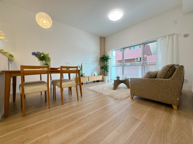 【居間・リビング】 | コープ東薬院☆仲介手数料無料☆ | ゆっくり過ごしたり食事をしたり、日々の暮らしに彩りを添えてくれる、そんな楽しく豊かな空間になりそうです。