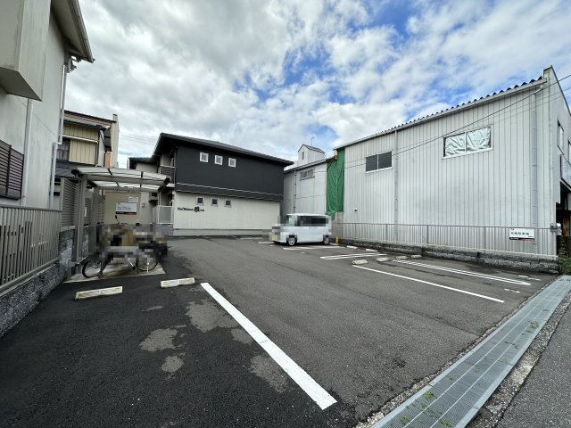 シャーメゾン雅の駐車場