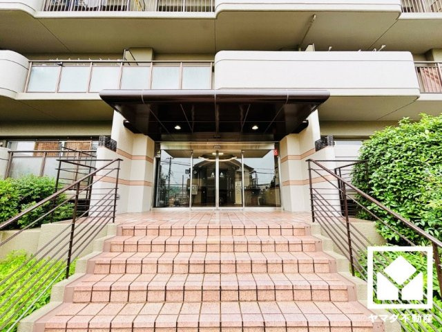 ルネ伏見東のエントランス