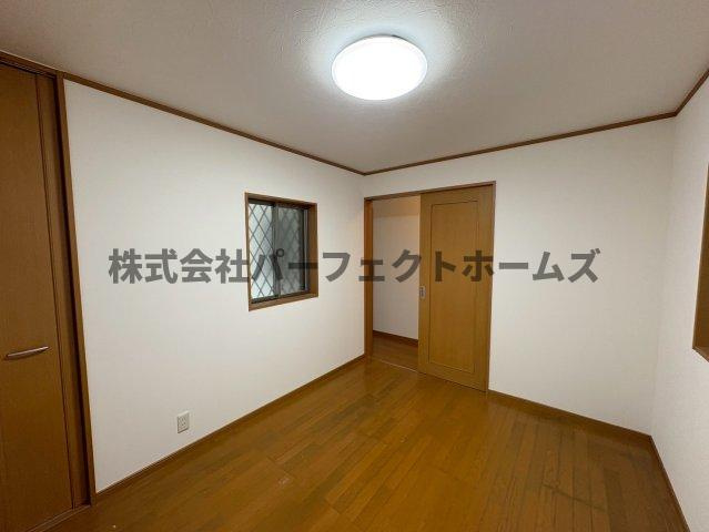 田井町戸建　賃貸の居間・リビング|こちらのリビングで趣味の時間をお楽しみください