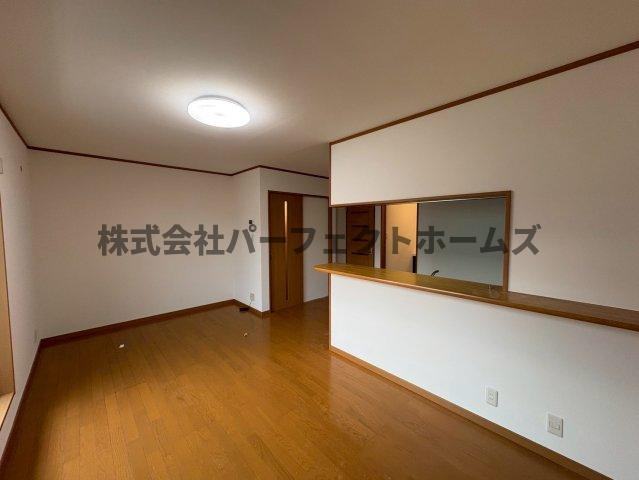 田井町戸建　賃貸の居間・リビング|こちらのリビングで趣味の時間をお楽しみください