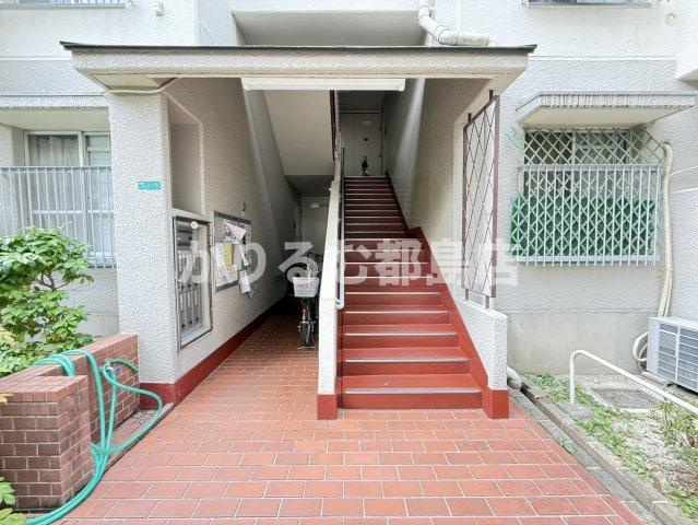 リバーサイドともぶち第一住宅15号棟のエントランス