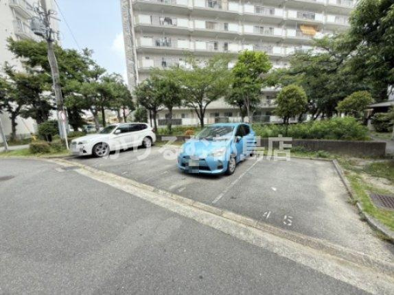 リバーサイドともぶち第一住宅15号棟の駐車場