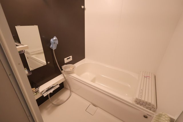 《仲介手数料無料》久喜市本町６丁目4-9新築一戸建てLIGAREの浴室|撮影日 2025年10月4日 12:50 曇り