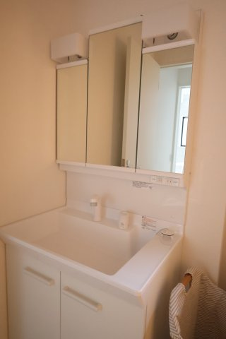 《仲介手数料無料》久喜市本町６丁目4-9新築一戸建てLIGAREの独立洗面台|撮影日 2025年10月4日 12:50 曇り