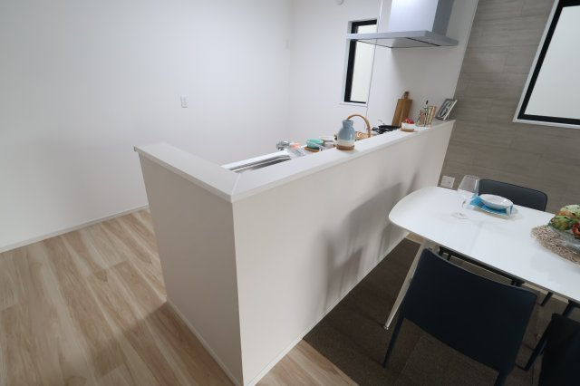 《仲介手数料無料》久喜市本町６丁目4-9新築一戸建てLIGAREのキッチン|撮影日 2025年10月4日 12:50 曇り