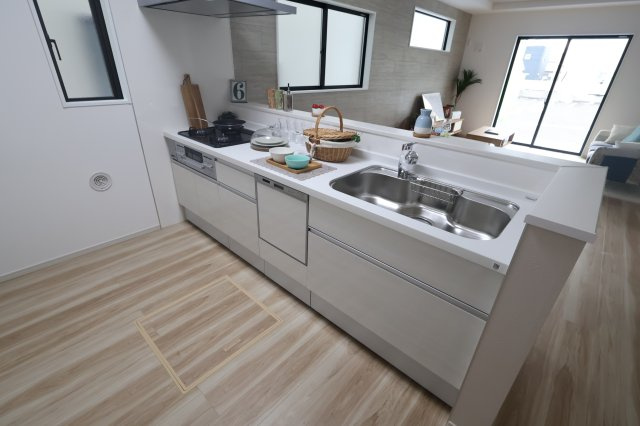 《仲介手数料無料》久喜市本町６丁目4-9新築一戸建てLIGAREのキッチン|撮影日 2025年10月4日 12:50 曇り