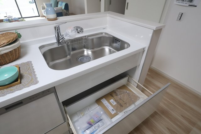 《仲介手数料無料》久喜市本町６丁目4-9新築一戸建てLIGAREのキッチン|撮影日 2025年10月4日 12:50 曇り