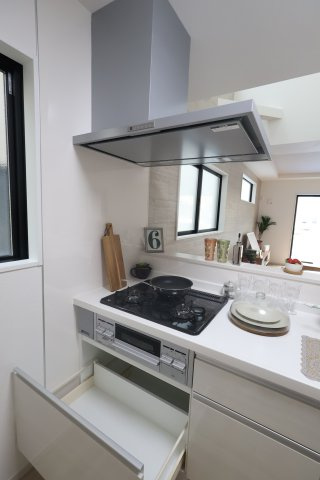 《仲介手数料無料》久喜市本町６丁目4-9新築一戸建てLIGAREのキッチン|撮影日 2025年10月4日 12:50 曇り