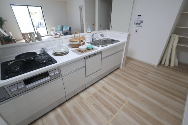 《仲介手数料無料》久喜市本町６丁目4-9新築一戸建てLIGAREのキッチン|撮影日 2025年10月4日 12:50 曇り