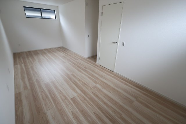 《仲介手数料無料》久喜市本町６丁目4-9新築一戸建てLIGAREの洋室|撮影日 2025年10月4日 12:50 曇り