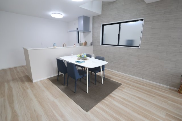 《仲介手数料無料》久喜市本町６丁目4-9新築一戸建てLIGAREの居間・リビング|撮影日 2025年10月4日 12:50 曇り