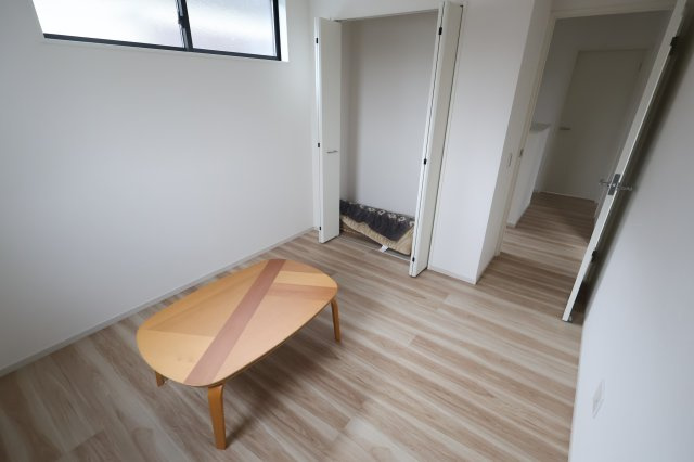 《仲介手数料無料》久喜市本町６丁目4-9新築一戸建てLIGAREの洋室|撮影日 2025年10月4日 12:50 曇り