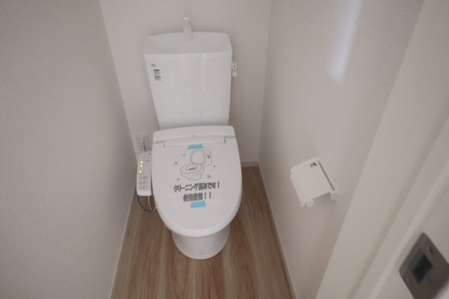 《仲介手数料無料》久喜市本町６丁目4-9新築一戸建てLIGAREのトイレ|撮影日 2025年10月4日 12:50 曇り