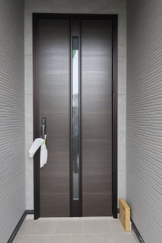 《仲介手数料無料》久喜市本町６丁目4-9新築一戸建てLIGAREの玄関|撮影日 2025年10月4日 12:50 曇り