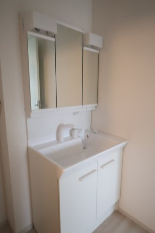 【独立洗面台】 | 《仲介手数料無料》久喜市本町６丁目4-9(2号棟)新築一戸建てLIGARE | 撮影日 2025年10月4日 12:50 曇り