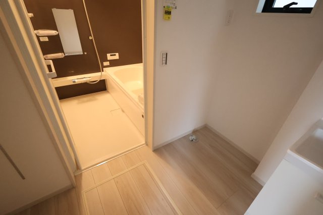 【ランドリースペース】 | 《仲介手数料無料》久喜市本町６丁目4-9(2号棟)新築一戸建てLIGARE | 撮影日 2025年10月4日 12:50 曇り