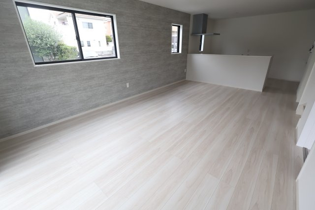 【居間・リビング】 | 《仲介手数料無料》久喜市本町６丁目4-9(2号棟)新築一戸建てLIGARE | 撮影日 2025年10月4日 12:50 曇り