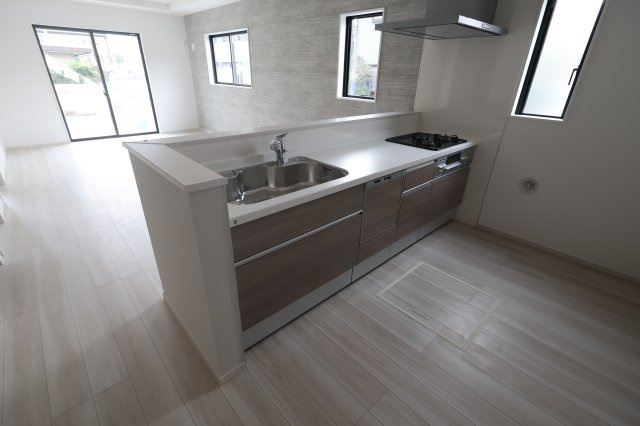 【キッチン】 | 《仲介手数料無料》久喜市本町６丁目4-9(2号棟)新築一戸建てLIGARE | 撮影日 2025年10月4日 12:50 曇り