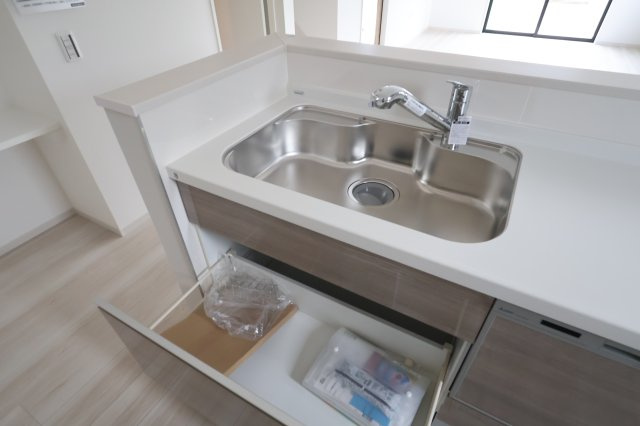 【キッチン】 | 《仲介手数料無料》久喜市本町６丁目4-9(2号棟)新築一戸建てLIGARE | 撮影日 2025年10月4日 12:50 曇り