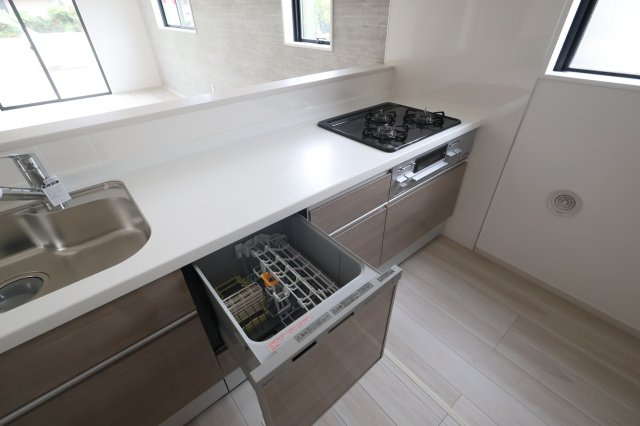【キッチン】 | 《仲介手数料無料》久喜市本町６丁目4-9(2号棟)新築一戸建てLIGARE | 撮影日 2025年10月4日 12:50 曇り