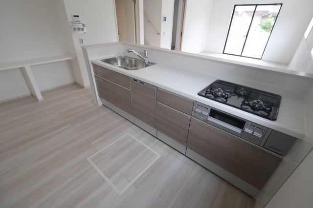 【キッチン】 | 《仲介手数料無料》久喜市本町６丁目4-9(2号棟)新築一戸建てLIGARE | 撮影日 2025年10月4日 12:50 曇り