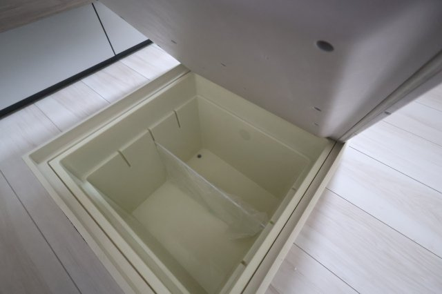 【キッチン】 | 《仲介手数料無料》久喜市本町６丁目4-9(2号棟)新築一戸建てLIGARE | 撮影日 2025年10月4日 12:50 曇り