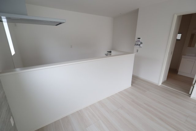 【キッチン】 | 《仲介手数料無料》久喜市本町６丁目4-9(2号棟)新築一戸建てLIGARE | 撮影日 2025年10月4日 12:50 曇り