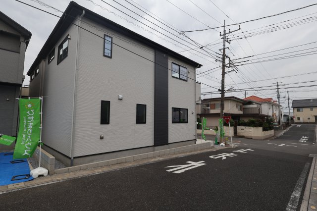 【外観】 | 《仲介手数料無料》久喜市本町６丁目4-9(2号棟)新築一戸建てLIGARE | 撮影日 2025年10月4日 12:50 曇り