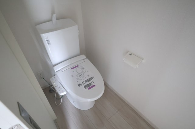 【トイレ】 | 《仲介手数料無料》久喜市本町６丁目4-9(2号棟)新築一戸建てLIGARE | 撮影日 2025年10月4日 12:50 曇り