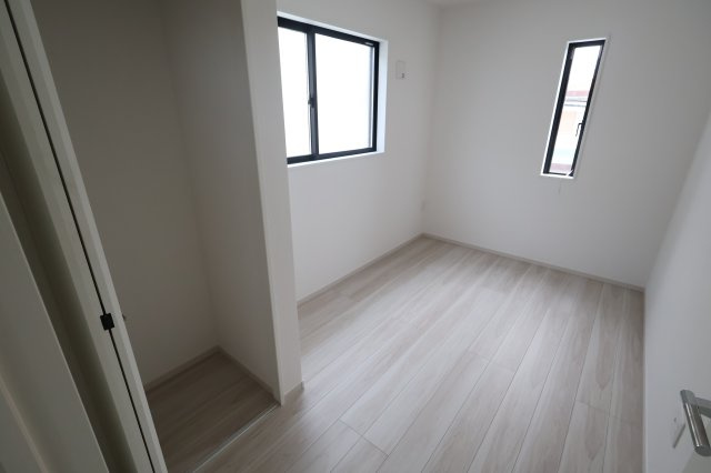 【洋室】 | 《仲介手数料無料》久喜市本町６丁目4-9(2号棟)新築一戸建てLIGARE | 撮影日 2025年10月4日 12:50 曇り