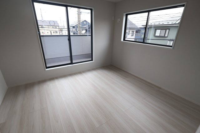 【洋室】 | 《仲介手数料無料》久喜市本町６丁目4-9(2号棟)新築一戸建てLIGARE | 撮影日 2025年10月4日 12:50 曇り