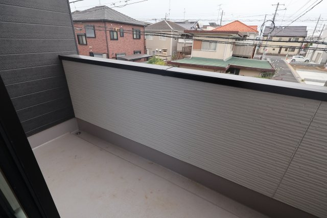 【バルコニー】 | 《仲介手数料無料》久喜市本町６丁目4-9(2号棟)新築一戸建てLIGARE | 撮影日 2025年10月4日 12:50 曇り