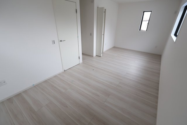 【洋室】 | 《仲介手数料無料》久喜市本町６丁目4-9(2号棟)新築一戸建てLIGARE | 撮影日 2025年10月4日 12:50 曇り