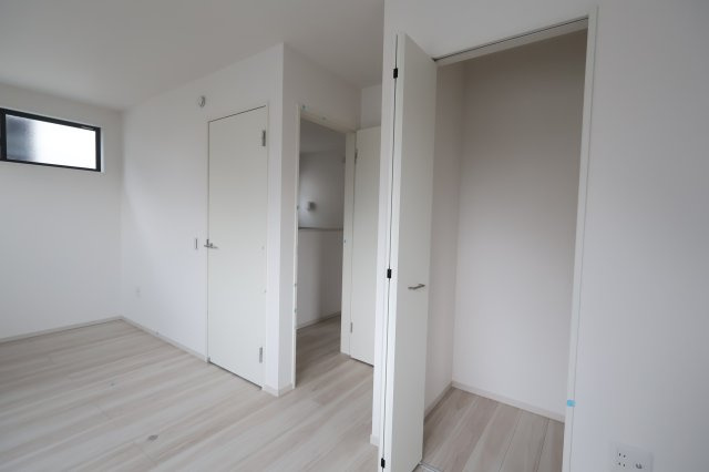 【洋室】 | 《仲介手数料無料》久喜市本町６丁目4-9(2号棟)新築一戸建てLIGARE | 撮影日 2025年10月4日 12:50 曇り