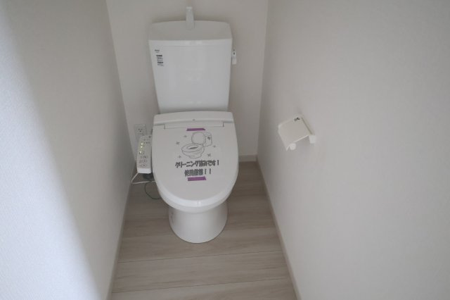 【トイレ】 | 《仲介手数料無料》久喜市本町６丁目4-9(2号棟)新築一戸建てLIGARE | 撮影日 2025年10月4日 12:50 曇り