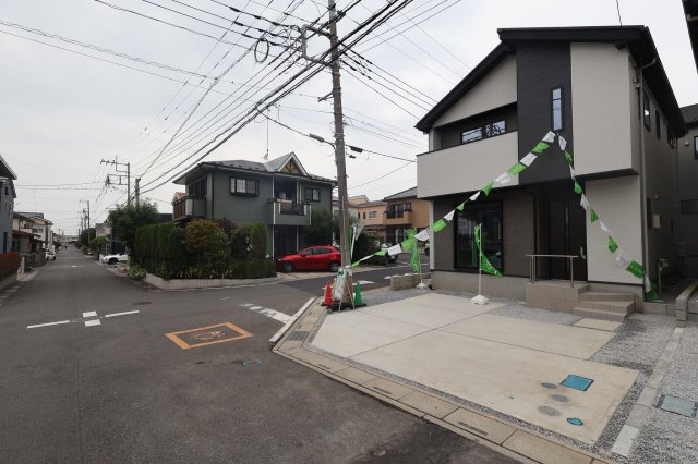 【外観】 | 《仲介手数料無料》久喜市本町６丁目4-9(2号棟)新築一戸建てLIGARE | 撮影日 2025年10月4日 12:50 曇り