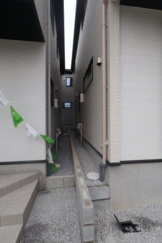 【外観】 | 《仲介手数料無料》久喜市本町６丁目4-9(2号棟)新築一戸建てLIGARE | 撮影日 2025年10月4日 12:50 曇り