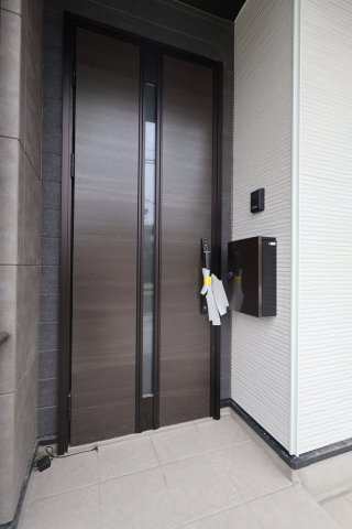 【玄関】 | 《仲介手数料無料》久喜市本町６丁目4-9(2号棟)新築一戸建てLIGARE | 撮影日 2025年10月4日 12:50 曇り