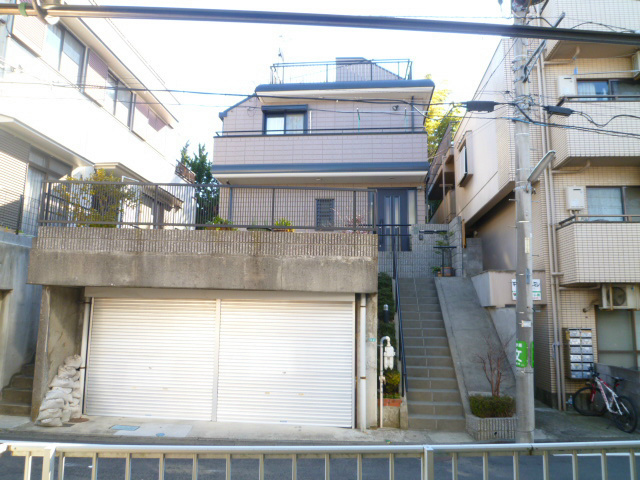 バルコニーからの眺望は前面の建物と距離があり陽当り良好です♪