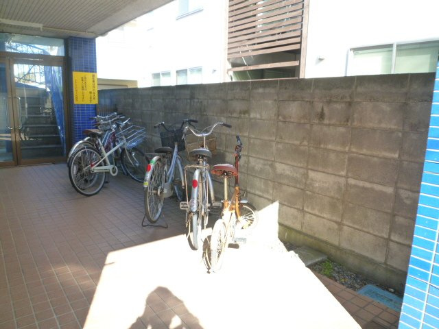 屋根付き駐輪場です。バイクはご相談下さい♪