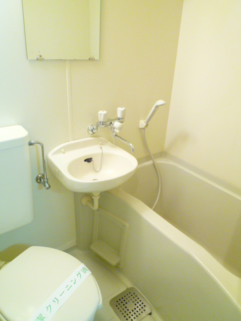 クリーニング済みのお風呂とトイレと洗面台です♪