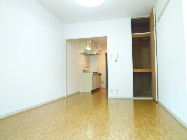 バルコニー側からのお部屋のお写真です♪