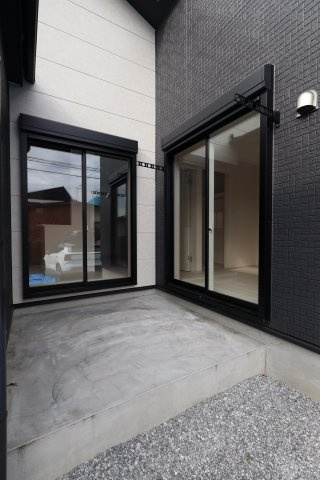 【外観】 | 《仲介手数料無料》久喜市吉羽３丁目24-13(全1戸)新築一戸建てブルーミングガーデン | 撮影日 2025年11月6日 12:15 曇り