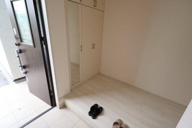 【玄関】 | 《仲介手数料無料》久喜市吉羽３丁目24-13(全1戸)新築一戸建てブルーミングガーデン | 撮影日 2025年11月6日 12:15 曇り
