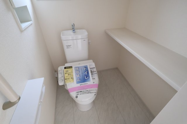 【トイレ】 | 《仲介手数料無料》久喜市吉羽３丁目24-13(全1戸)新築一戸建てブルーミングガーデン | 撮影日 2025年11月6日 12:15 曇り